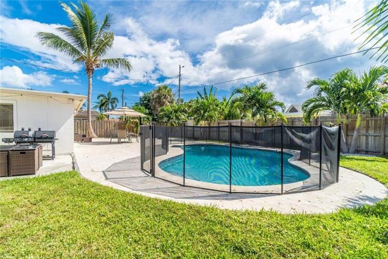 Home wpool by Dream Vacation unit DFS - B&B Deerfield Beach