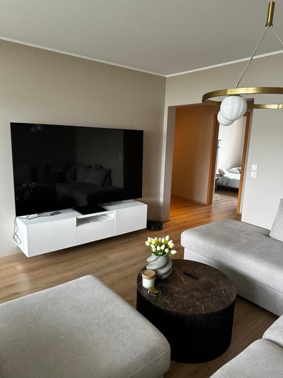 Spacious 1 Bedroom Apartment with 85in TV & Ocean View - Bed and Breakfast Reykjavik