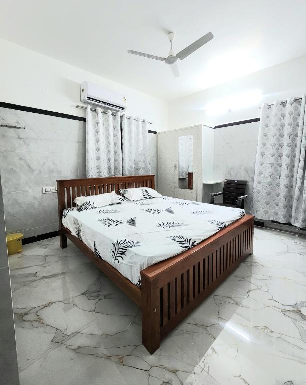 Abikarthik Residency Tiruvannamalai - located just 300 meters from the Girivalam path and 500 meters from the Easanya Lingam - B&B Tiruvannamalai