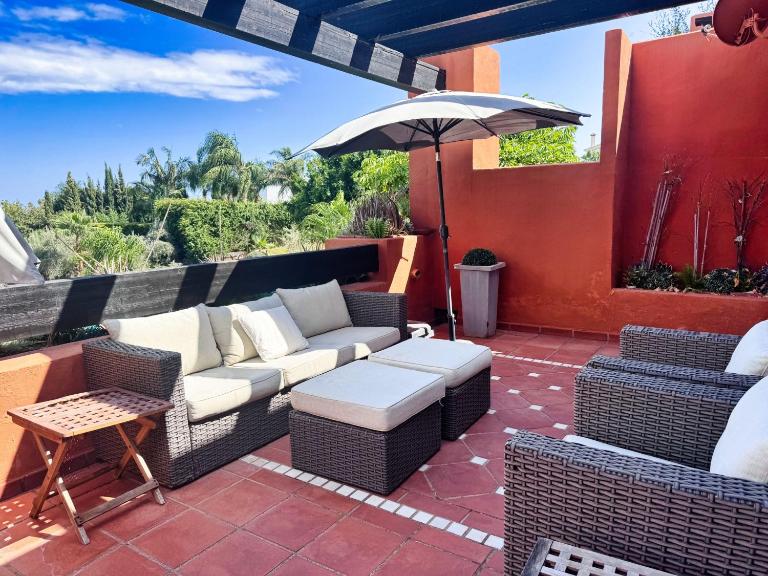 Luxury 3BR Apartment in Aloha Golf - Large Terrace & Pool - Bed and Breakfast Marbella