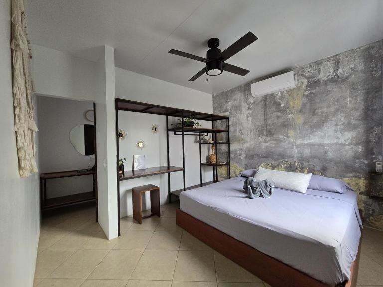 The Stone Elephant - A place to relax in town with Hot Water and a Pool - B&B San Juan del Sur