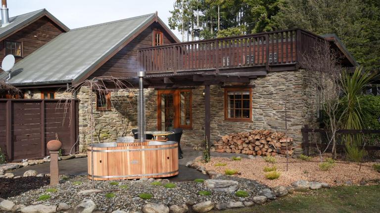 Wood-Fired Spa Garden Courtyard Escape - B&B Wanaka