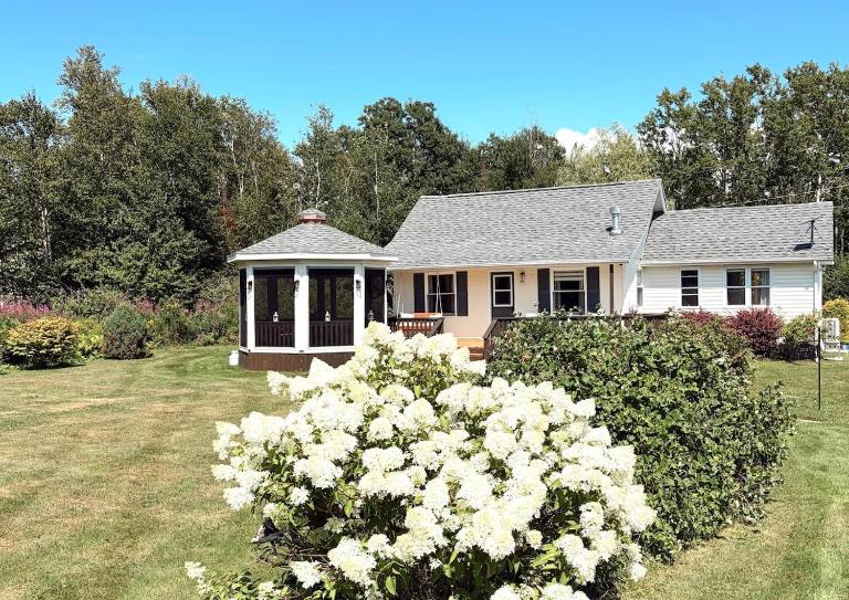 Beacon & Birch Cottage Point Prim - B&B Flat River