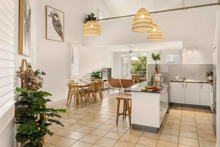 Spacious Seaside Oasis on Dicky Beach - B&B Caloundra