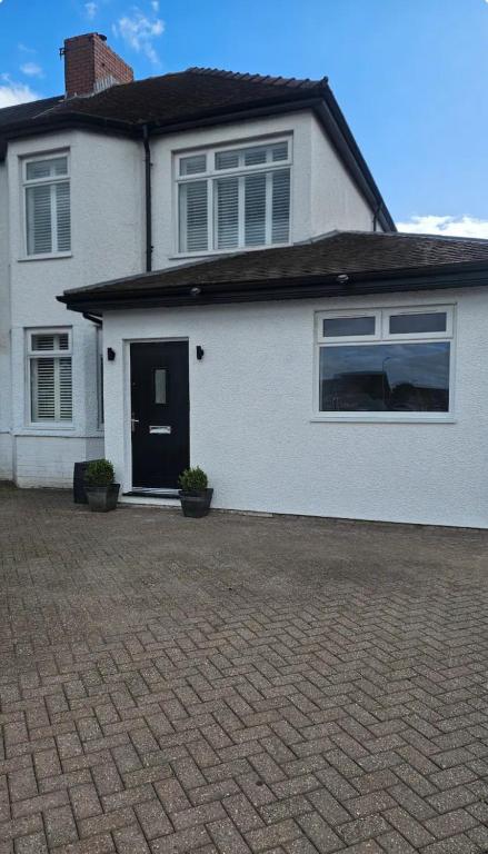 Large spacious home, great location, near transport links - B&B Rogerstone