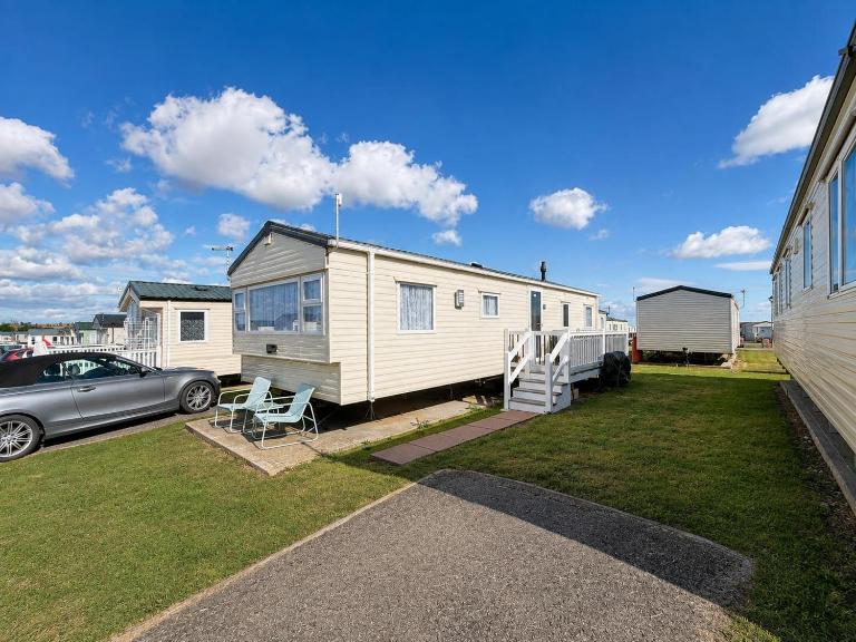 8 Berth Caravan With Side Decking At Harts Holiday Park In Kent Ref 74283Fv - B&B Sheerness
