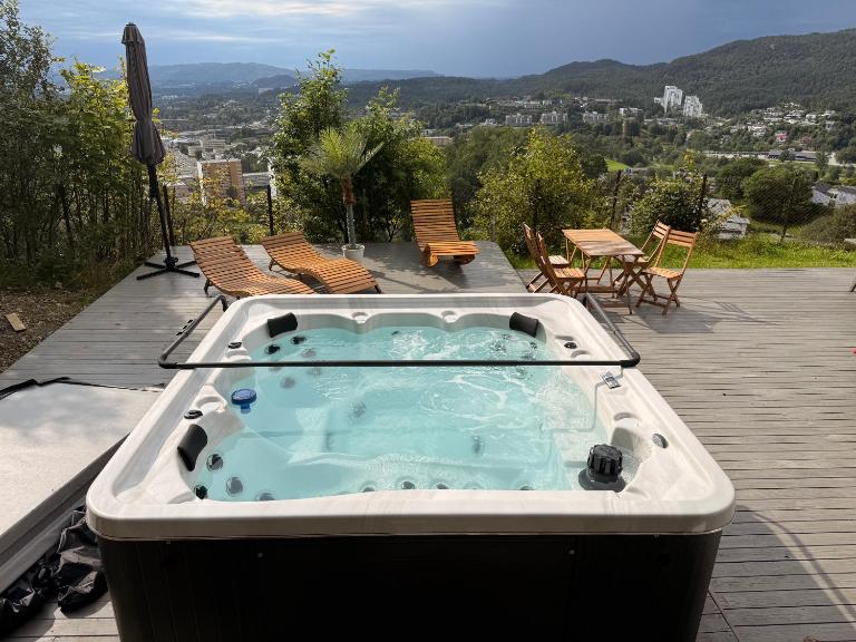 Home with 5 bedrooms, great view and garden - Chambres d'hôtes Bergen