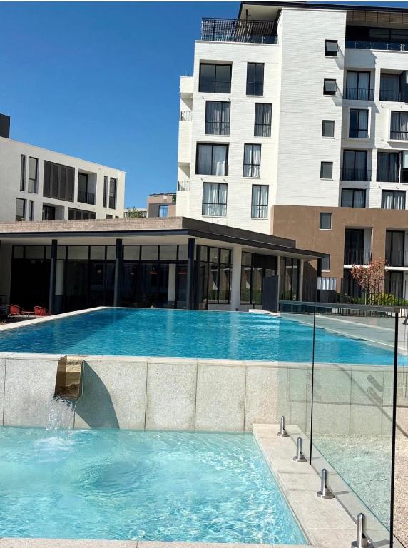 One Rosebank Executive Studio - Pool, Gym & Restaurant - Bed and Breakfast Johannesburg