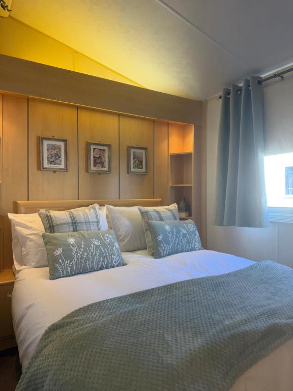 Marine getaways caravan hire The Willerby X - B&B Rhyl