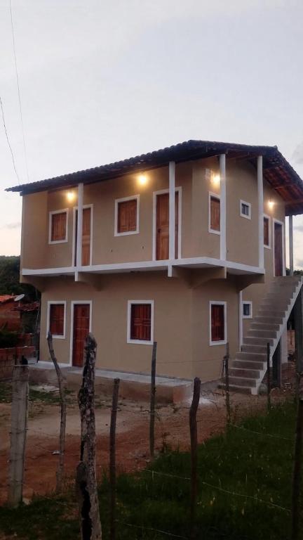 Recém construída, no campo de futebol de Lavrado - B&B Lençóis