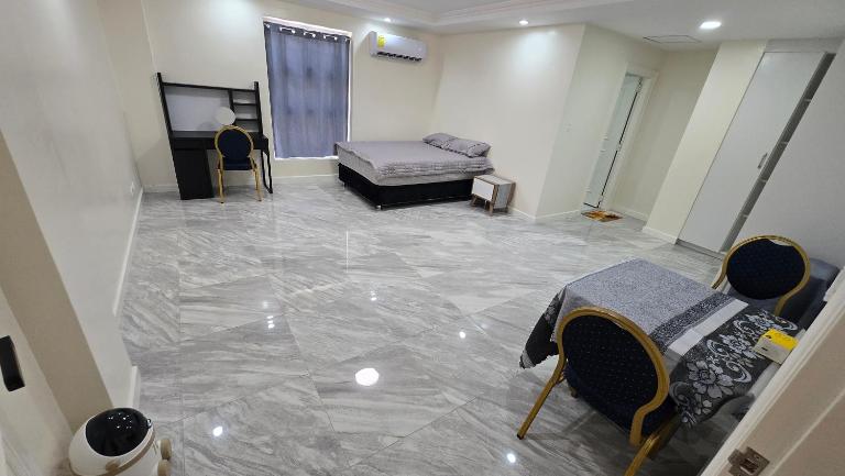 Beachfront House - Bed and Breakfast Garapan
