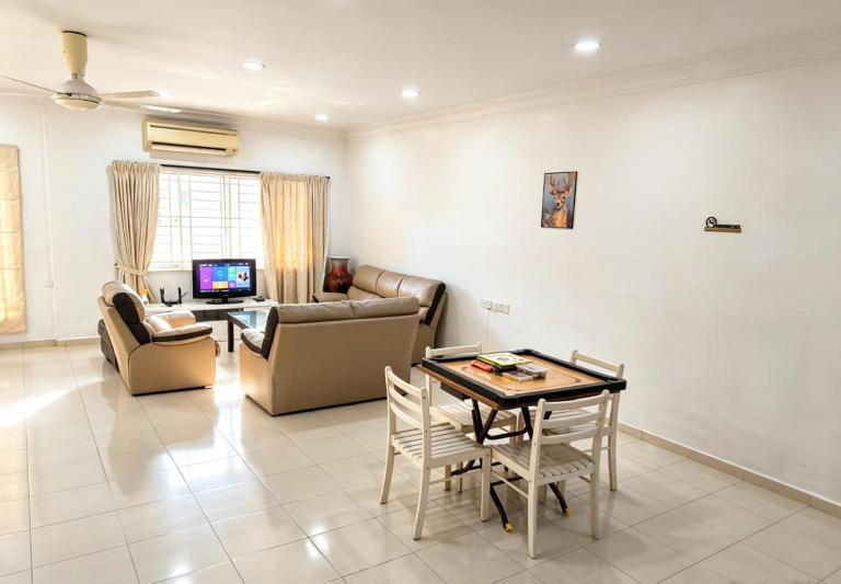 Puteri Homestay Batu Pahat 12-14 pax by Ngio - B&B Batu Pahat