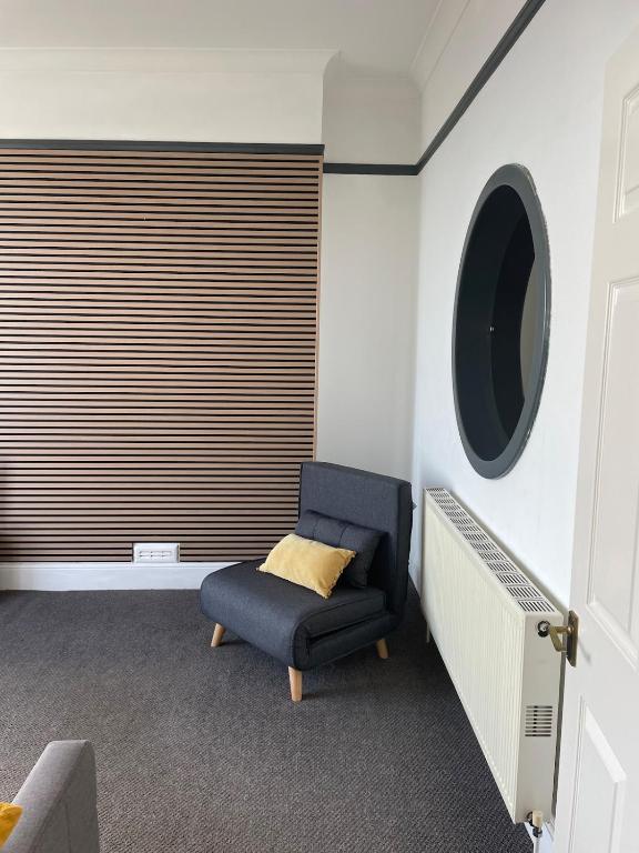 Seafront Apartment with Estuary Views - Ferienwohnung Southend-on-Sea