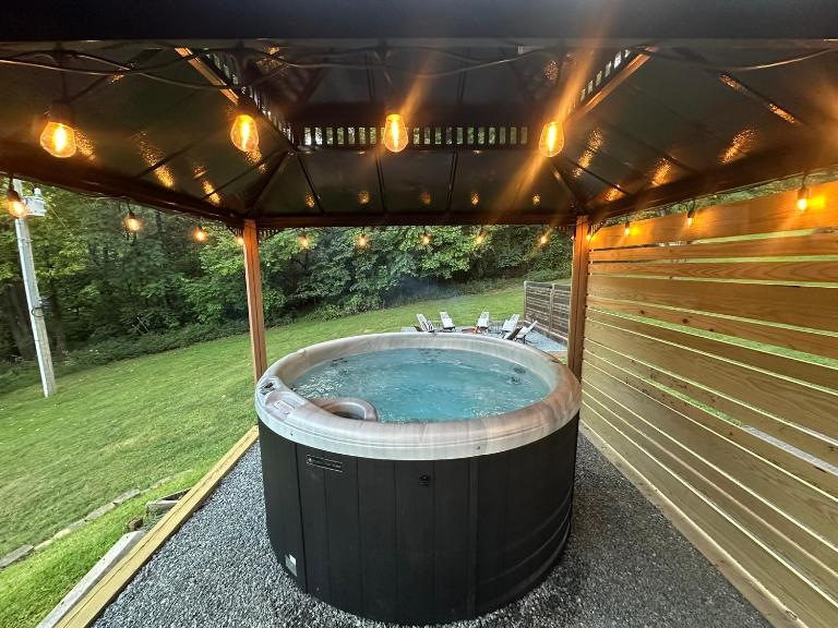 The Little Farmhouse Hot Tub & Wine Country - B&B Afton