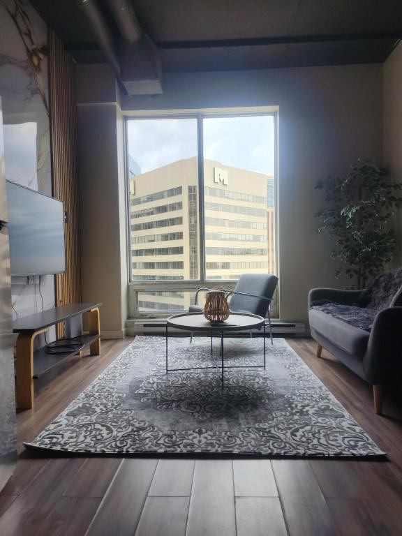 Cozy Modern Downtown Loft Close to Everything! - B&B Edmonton