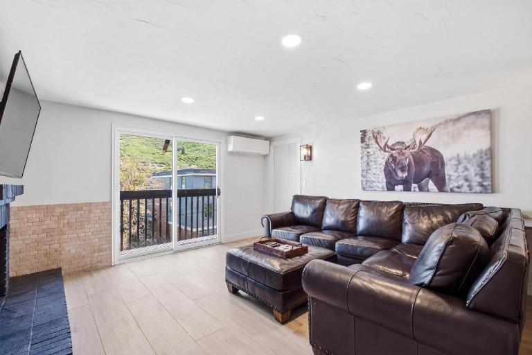 2BR - 3 Min to Lifts - Hot Tub and Pool - Remodeled - B&B Park City