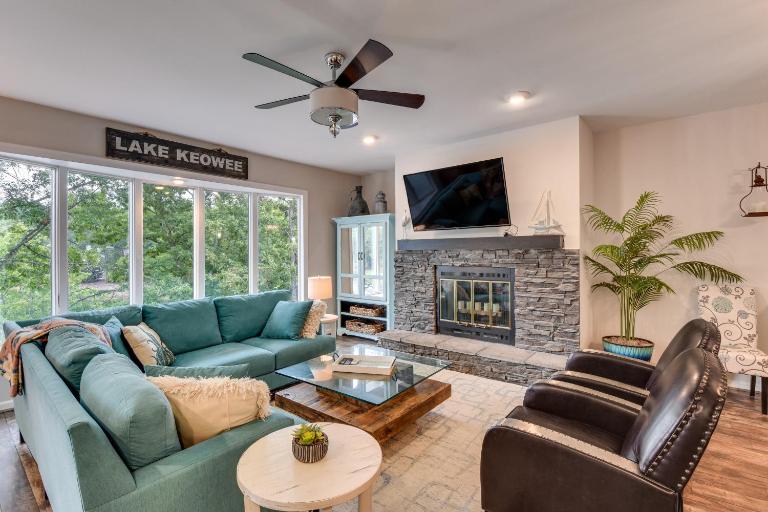 Lake Keowee Resort Condo w/ Fantastic View - Bed and Breakfast Salem