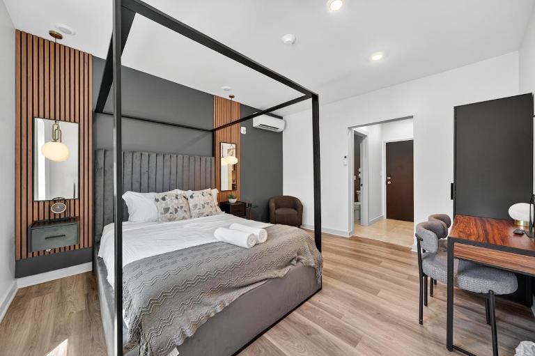 The Columbus Hotel - The Canopy Studio - 52-301 - B&B Middletown