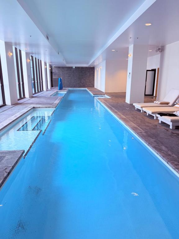 Elegant Parkes Stay near Lake & Parliament - B&B Comobella