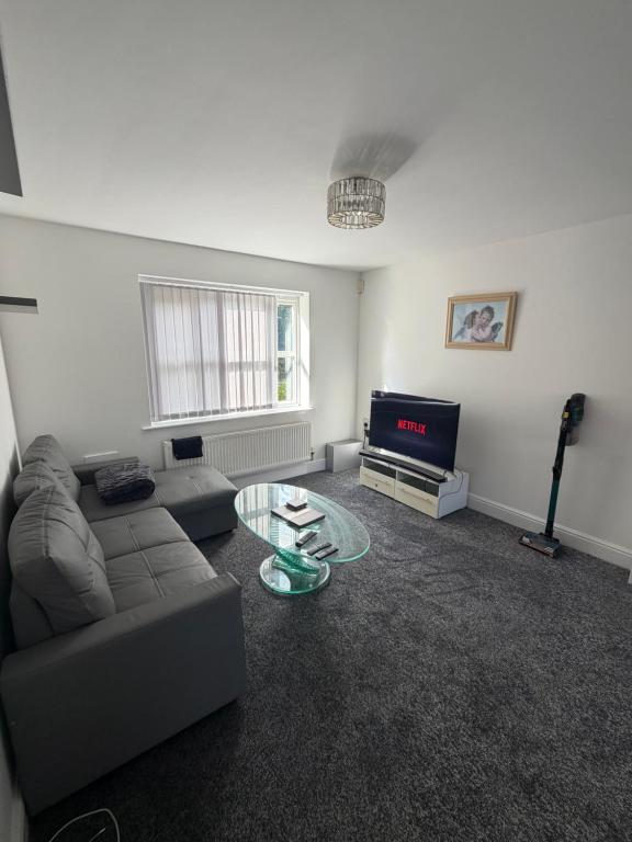 Two Bed flat, very close to airport, Ground Floor with parking - B&B Manchester