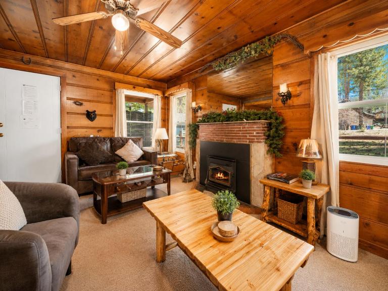 Pine Forest Cabin - Adorable vintage cabin with a cozy wood burning fireplace and foosball table! - Ferienwohnung Big Bear Lake