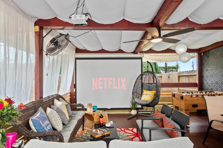 Outdoor Movie Theater ,Fire Pit, Near NRG&Med Center - B&B Houston