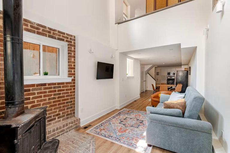 Entire 2-Story Garden Loft Apt - Walk to Metro, Zoo, 2mi from White House, Parking - B&B Washington