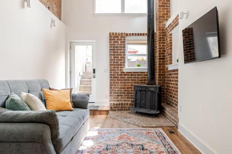 Entire 2-Story Garden Loft Apt - Walk to Metro, Zoo, 2mi from White House, Parking - Bed and Breakfast Washington