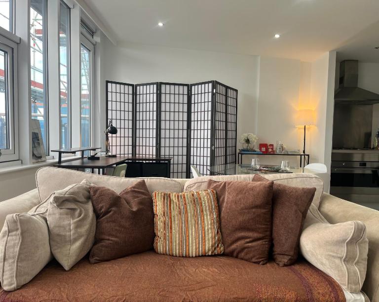 Spacious Penthouse Near The O2 Arena - Private Balcony - Modern & Bright - B&B London