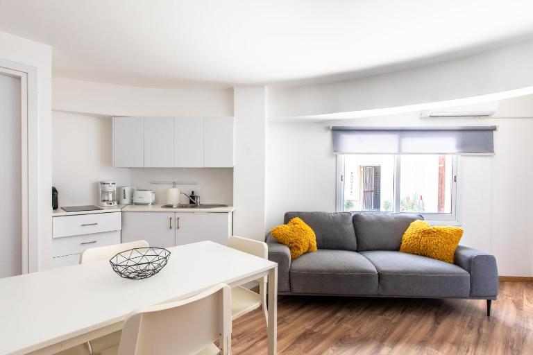 Cozy 2-bedroom apartment near Finikoudes Beach - B&B Larnaka