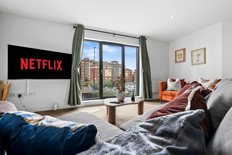 2-Bedroom Stylish Flat near Ocean Village with Free Parking, Central Location in Southampton, Sleeps 6 - by Blue Puffin Stays - B&B Southampton