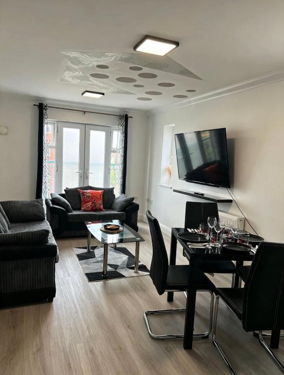 Stanton- Impeccable & Stylish 2 Bedroom - B&B Dagenham