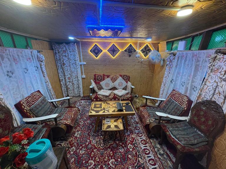 HB YOUNG GOLDEN ROd - B&B Srinagar