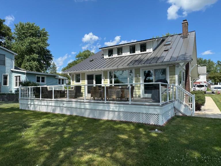Riverfront Entertainment Haven - Bed and Breakfast McHenry