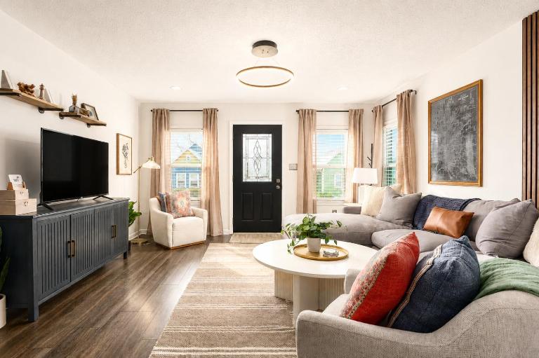 Capitol House - 3 Bed 1 Full and 1 Half Bath, Pet Friendly with Hot Tub walk to Lucas Oil Stadium - Ferienwohnung Indianapolis