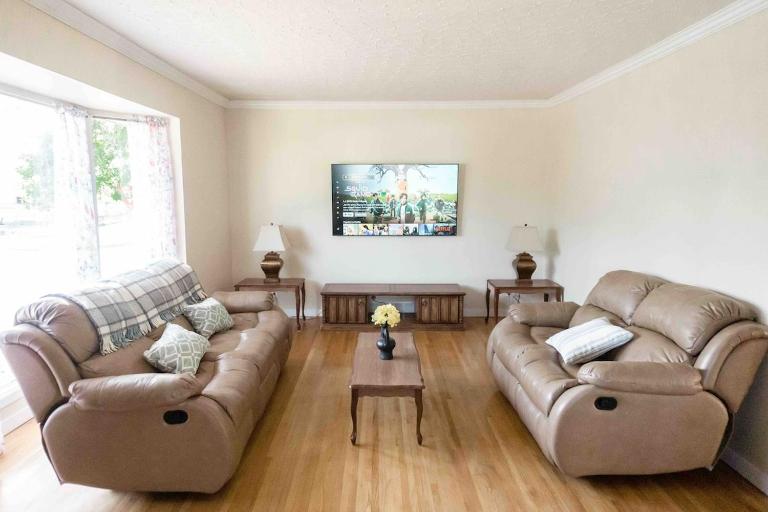 Spacious 6BR Home 4 Mins to Downtown - B&B Calgary