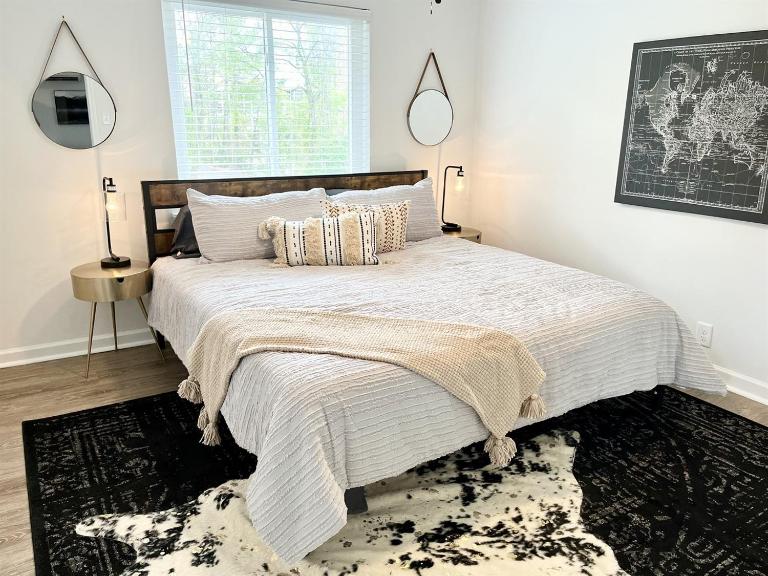 Pet Friendly Stay Vulcans Hideout B1 King Bed - B&B Birmingham