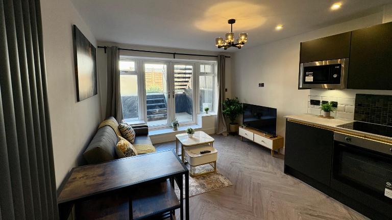 Chic Upper Richmond Road Flat - B&B London