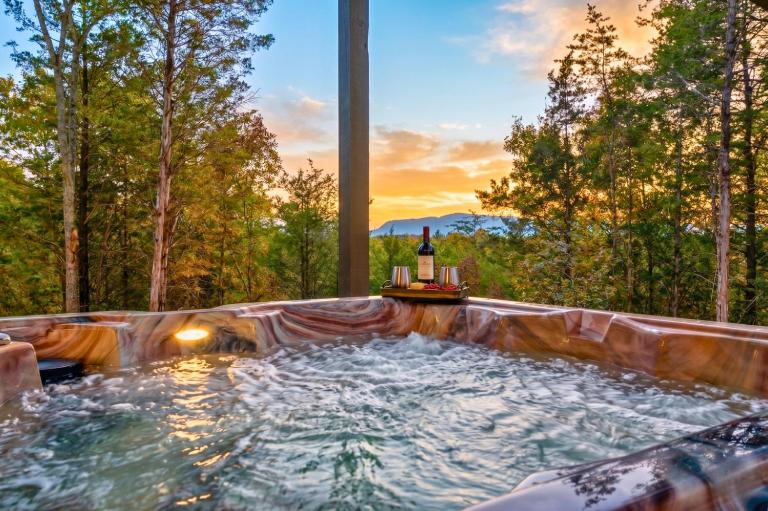 Eagle Feather Cabin- Modern Retreat, Hot Tub, Games & Scenic Yard Escape - B&B Sevierville