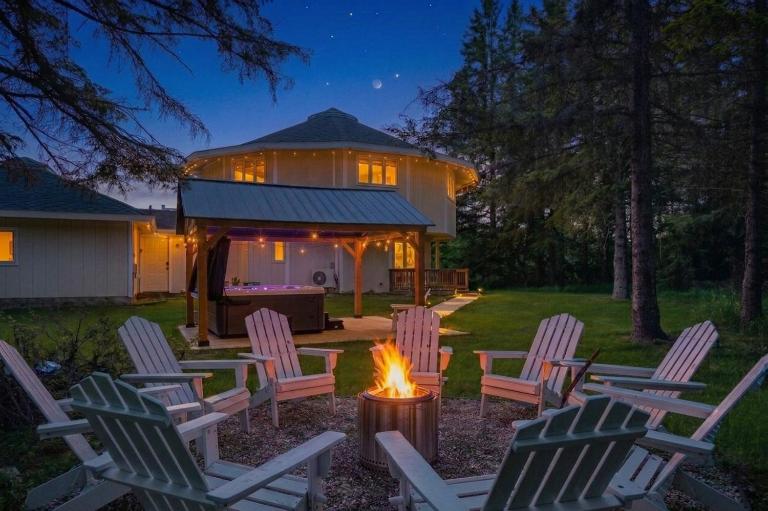 The Goat and Cherry- Cozy Retreat, Hot Tub, Fire Pit, Arcade Fun & Dogs! - B&B Sister Bay