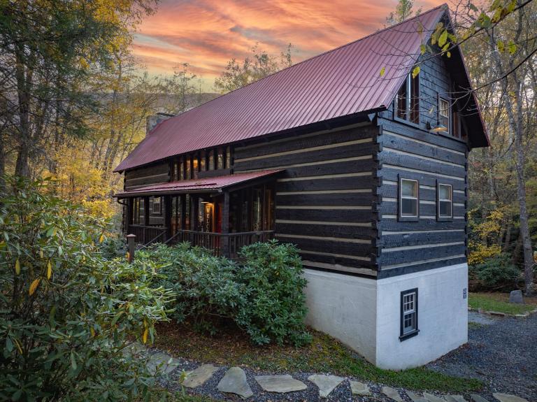 Creekside cabin w/ hot tub, fireplace & trail - B&B Newland