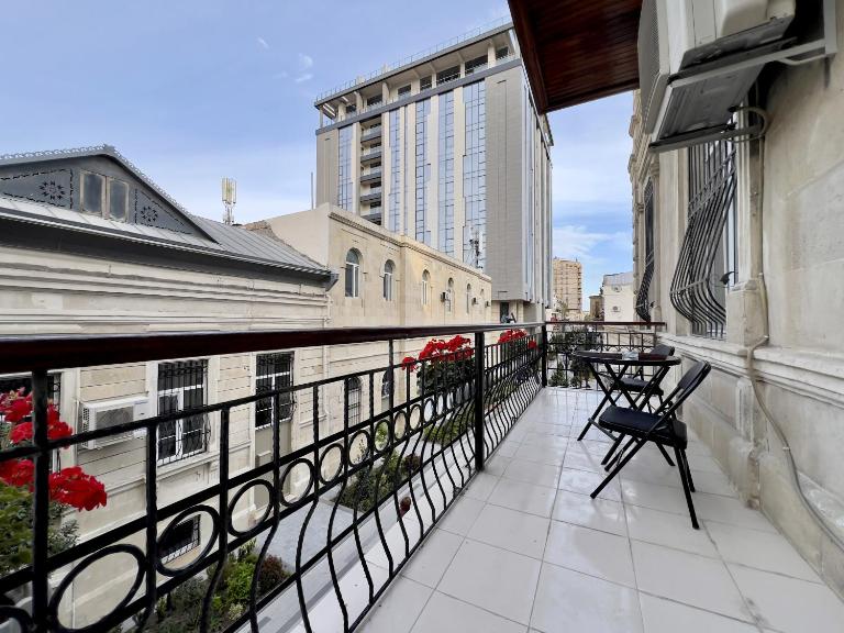 Private-balcony flat near Fountain Square - Ferienwohnung Baku