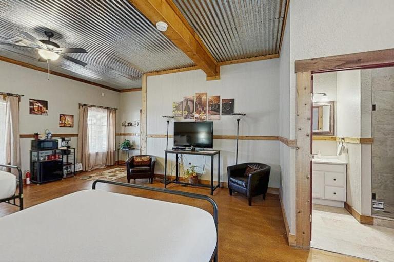 Romantic, Dog-Friendly Cabin with On-Site Courtyard, Close to Wineries - B&B Fredericksburg