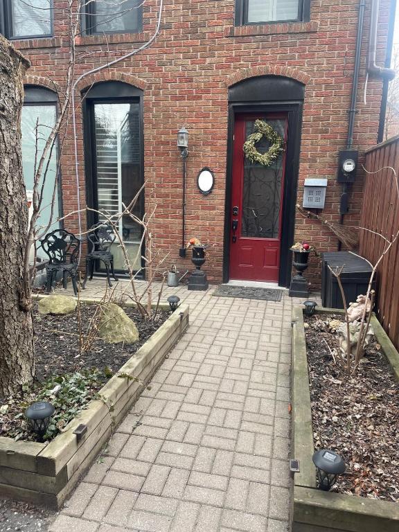 Elegant 3 bedroom 3 bath private Leslieville home - B&B Toronto