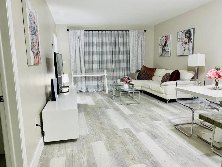 Modern 1BR 2BA Condo 1Block to Aventura Mall - Chambres d'hôtes Aventura