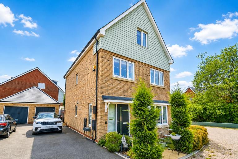 Spacious 5 Bed Home with a Cinema Room, Open Plan Living - Bed and Breakfast Milton Keynes