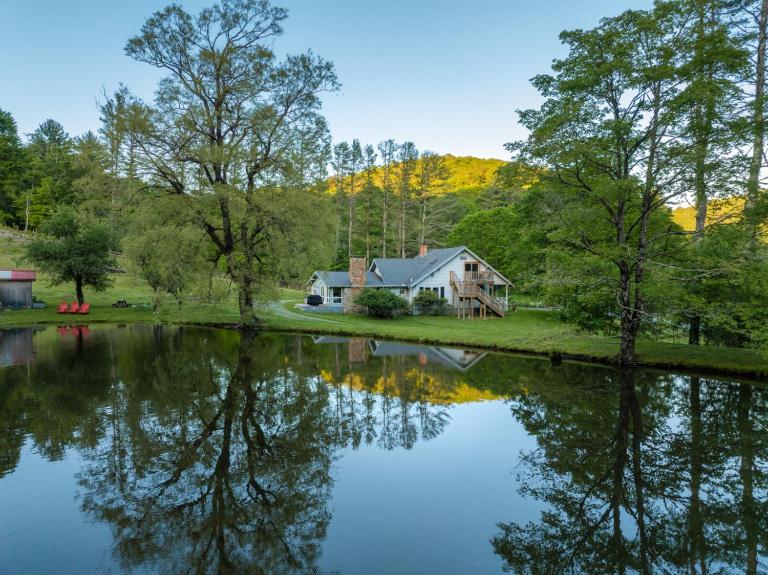 The Farmhouse at Doe Creek - B&B Blowing Rock
