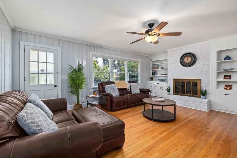 Serenity House-Walk Downtown-Oversize Driveway-2 Living Rooms-Large Yard - Ferienwohnung Clayton (North Carolina)