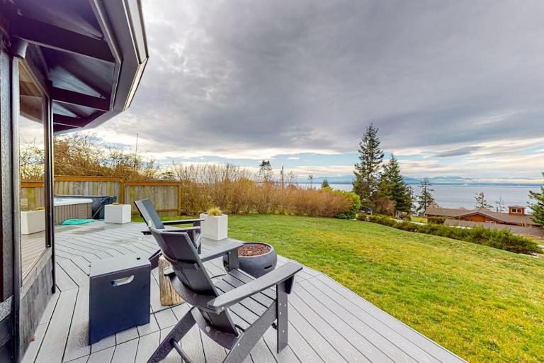 Relaxing Pet Friendly House with Hot Tub and Stunning Sea Views - B&B Coupeville