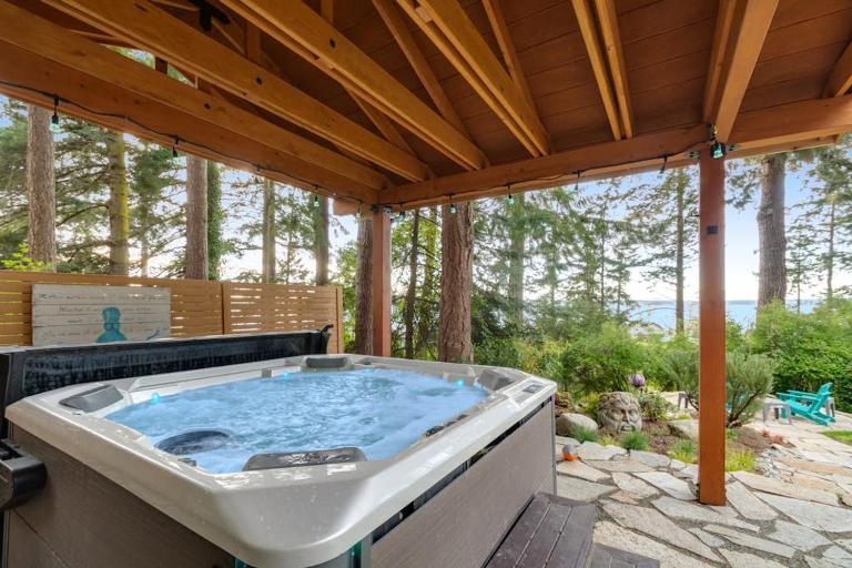 Secluded Dog Friendly Studio with Hot Tub and Beach Access in Coupeville - B&B Coupeville